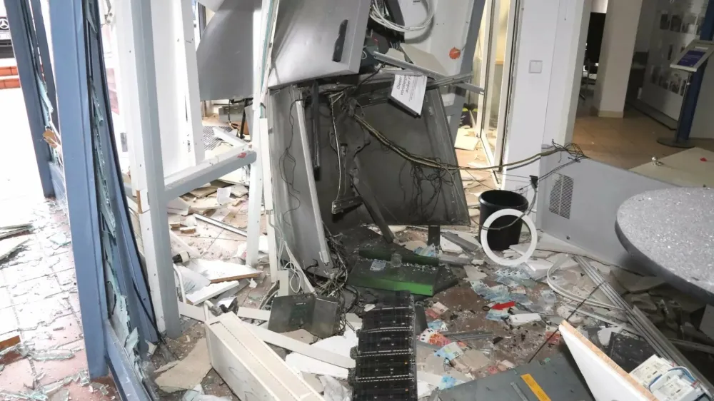 Eksplozija povzroči pravo razdejanje v okolici bankomata, s čimer so ogrožena tudi življenja ljudi v bližini. F Europol