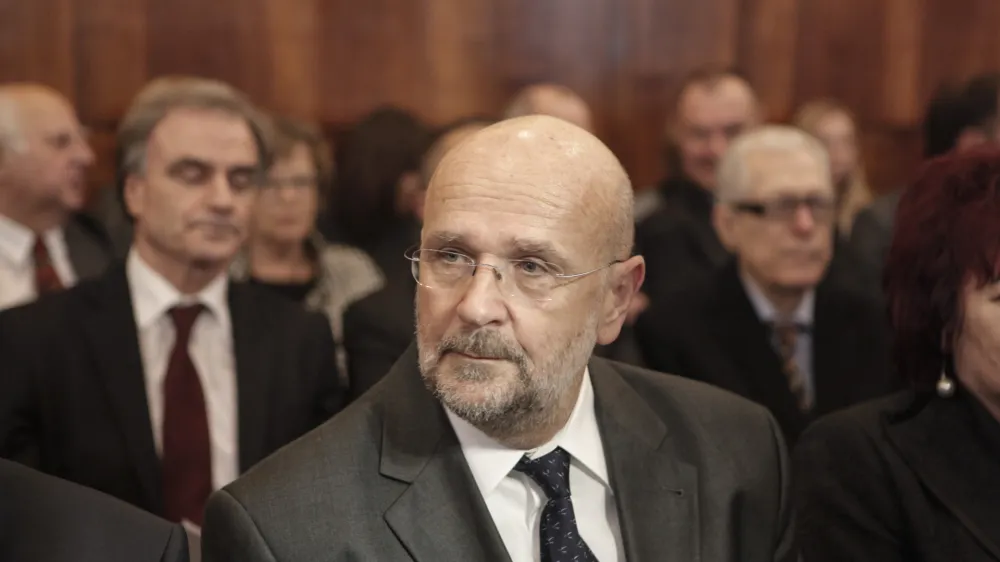 Vrhovnemu sodniku Branku Masle&scaron;i se sodni&scaron;ka funkcija izteče 30. septembra. Sodni&scaron;ko kariero je začel leta 1980 v Kopru, vrhovni sodnik pa je od leta 2000.
&nbsp;