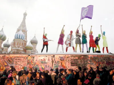 Pussy Riot na zahodni, grafitirani strani berlinskega zidu pri Brandenbur&scaron;kih vratih, v ozadju pa ruska pravoslavna katedrala (fotomontaža).&nbsp;