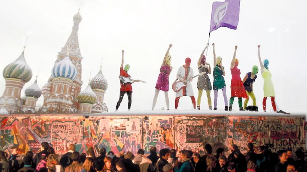 Pussy Riot na zahodni, grafitirani strani berlinskega zidu pri Brandenbur&scaron;kih vratih, v ozadju pa ruska pravoslavna katedrala (fotomontaža).&nbsp;