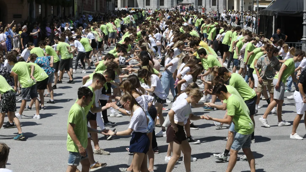 - 20.05.2022 - Maturantska parada 2022 - ples maturantske četvorke na Kongresnem trgu pod naslovom Parada ljubljanskih maturantov v organizaciji Dija&scaron;ke skupnosti Ljubljana ob podpori ljubljanske mestne občine  //FOTO: Luka Cjuha