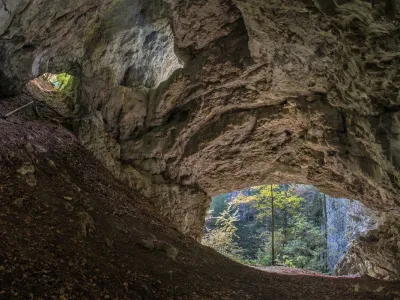 Spektakularno Poklju&scaron;ko okno v Poklju&scaron;ki soteski pri Bledu