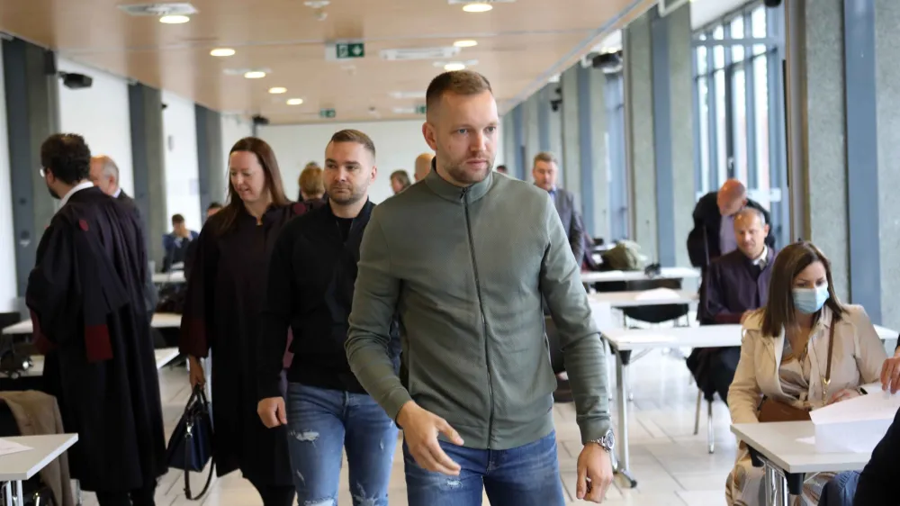 Jasmin &Scaron;ljivar, <br><br>- 09.05.2022 &ndash; sojenje - predobravnavni narok v sojenju bančniku Jasminu &Scaron;ljivarju in skupini soobtoženih v zadevi podeljevanja posojil ljudem, ki kreditno niso bili sposobni <br><br>//FOTO: Tomaž Skale<br>