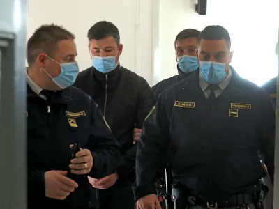 Silvu Dreven&scaron;ku (drugi z leve) bodo v drugo sodili pred spremenjenim senatom. Obramba želi, da bi mu sodili tudi pred drugim sodi&scaron;čem.