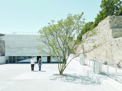 Podrobnej&scaron;a razstava projekta Nova galerija in kazemate v avstrijskem Wiener Neustadtu, ki je prejel Plečnikovo nagrado, bo od srede, 25. maja, od 18. ure naprej na ogled v Galeriji DESSA. Razstavo vseh leto&scaron;njih prejemnikov Plečnikovih odličij si je mogoče ogledati v galeriji na prostem na Novem trgu.