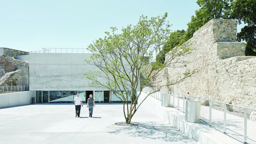 Podrobnej&scaron;a razstava projekta Nova galerija in kazemate v avstrijskem Wiener Neustadtu, ki je prejel Plečnikovo nagrado, bo od srede, 25. maja, od 18. ure naprej na ogled v Galeriji DESSA. Razstavo vseh leto&scaron;njih prejemnikov Plečnikovih odličij si je mogoče ogledati v galeriji na prostem na Novem trgu.