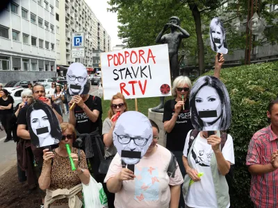 Novinarji iz koordinacije novinarskih sindikatov javne RTV so z opozorilno stavko zahtevali novinarsko avtonomijo in socialni dialog.