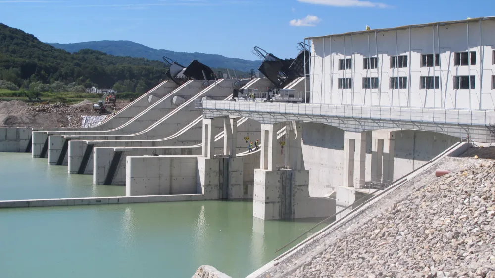 Hidroelektrarna (HE) Brežice je zadnja zgrajena v verigi hidroelektrarn na spodnji Savi. Zadnja od petih načrtovanih hidroelektrarn bi morala biti hidroelektrarna Mokrice, ki pa &scaron;e nima niti gradbenega dovoljenja.