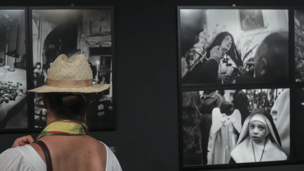 - 24.05.2022 &ndash; Galerija Jakopič - razstava Fotografija kot življenjska izbira, ki jo je premierno pripravila bene&scaron;ka fotografska galerija Tre Oci in predstavlja celotni opus fotografinje Letizie Battaglia skozi izbor 300 fotografij. /FOTO: Jaka Gasar