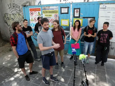 Apel, ki poziva k javnemu bojkotu Centra Rog in ki so ga podpisale že &scaron;tevilne organizacije in iniciative, so včeraj prebrali pred gradbi&scaron;čem nastajajočega kompleksa, na strani iniciative Ohranimo tovarno Rog pa je objavljena tudi spletna peticija.
&nbsp;