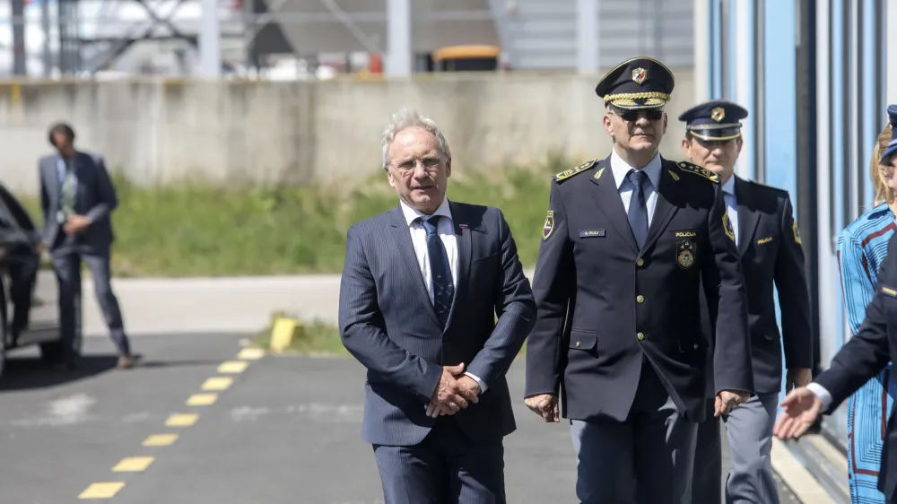 Notranji minister Ale&scaron; Hojs je Antona Olaja najprej postavil za svojega državnega sekretarja, nato pa za &scaron;efa policije.