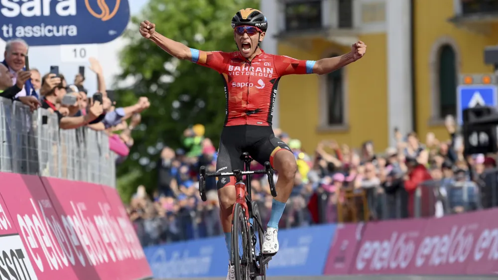 Santiago Buitrago of Colombia crosses the finish line in 4 hours and 27.41 minutes to win the 165 kilometers 17th stage of the Cycling Giro D'Italia from Ponte Di Legno to Lavarone in northern Italy, Wednesday, May 25, 2022. (Gian Mattia D'Alberto/LaPresse via AP)
