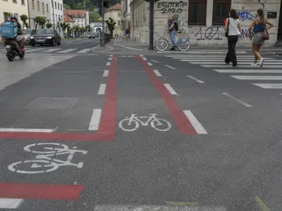 - 25.05.2022 &ndash; na novo pobarvan rob kolesarske steze /FOTO: Jaka Gasar