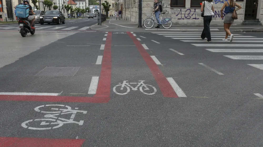 - 25.05.2022 &ndash; na novo pobarvan rob kolesarske steze /FOTO: Jaka Gasar