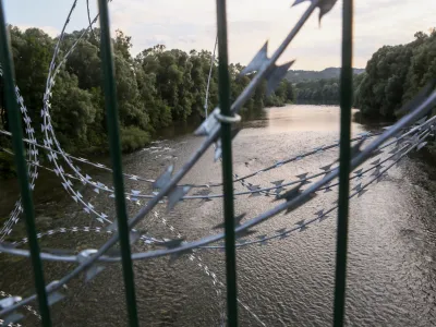- 18.06.2018 - mejni prehod uniči v občini Črnomelj - (slovensko - hrvaka ilegalna meja), reka Kolpa - panelna ograja- Migranti 2018  nova migrantska balkanska pot iz Makedonije preko Kosova, Črne gore, Bosne in Hercegovine proti zahodni Evropi - damijska begunska pot - begunci -  //FOTO: Luka Cjuha.