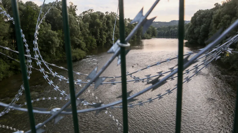 - 18.06.2018 - mejni prehod uniči v občini Črnomelj - (slovensko - hrvaka ilegalna meja), reka Kolpa - panelna ograja- Migranti 2018  nova migrantska balkanska pot iz Makedonije preko Kosova, Črne gore, Bosne in Hercegovine proti zahodni Evropi - damijska begunska pot - begunci -  //FOTO: Luka Cjuha.