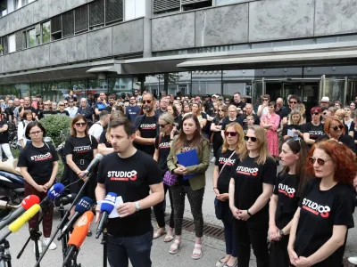 Adrian Bakič in ekipa oddaje Globus<br><br>- 23.05.2022 &ndash; stavka novinarjev na RTV Slovenija - novinarji iz koordinacije novinarskih sindikatov javne RTV so z opozorilno stavko zahtevali novinarsko avtonomijo in socialni dialog. <br><br>//FOTO: Tomaž Skale<br>