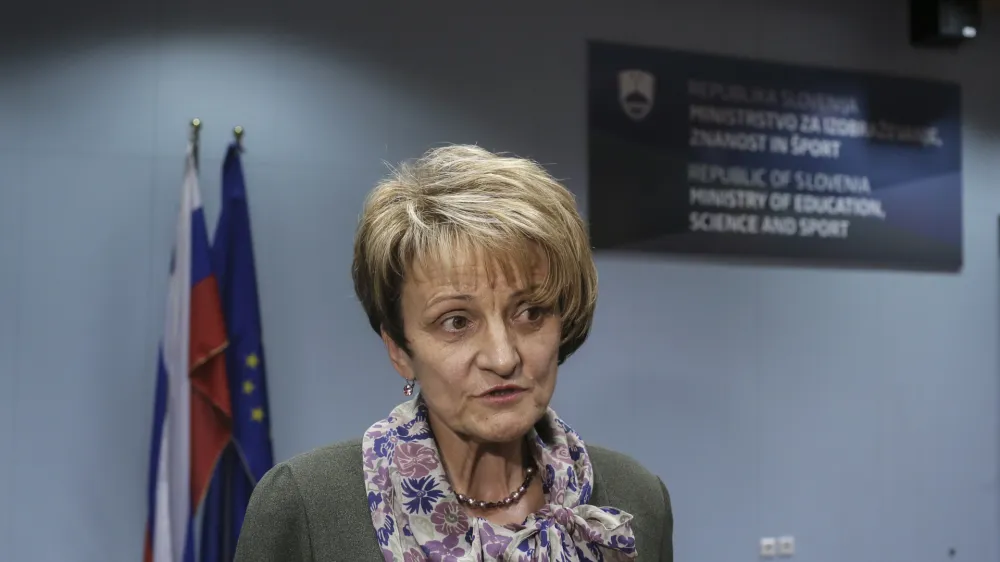 ministrica za izobraževanje, znanost in &scaron;port Stanislava Setnikar Cankar- 03.11.2014 - ministrica za izobraževanje, znanost in &scaron;port sprejela 52 dijakov in 16 njihovih spremljevalcev, ki so v minulem &scaron;olskem letu zastopali Slovenijo na mednarodnih olimpijadah iz znanja   //FOTO: Jaka Gasar