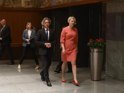 predsednica DZ Ur&scaron;ka Klakočar Zupančič in novi predsednik vlade Robert Golob<br><br>25.05.2022 - izredna seja DZ, na kateri bodo glasovali o kandidatu za mandatarja Robertu Golobu<br><br>Foto Luka Cjuha