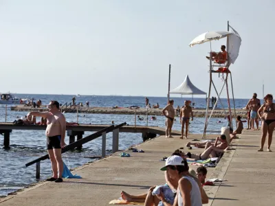 - Strunjan, strunjanska plaa, kopalci, ukinjeno plačevanje vstopnine za na plao. //FOTO: Luka Cjuha