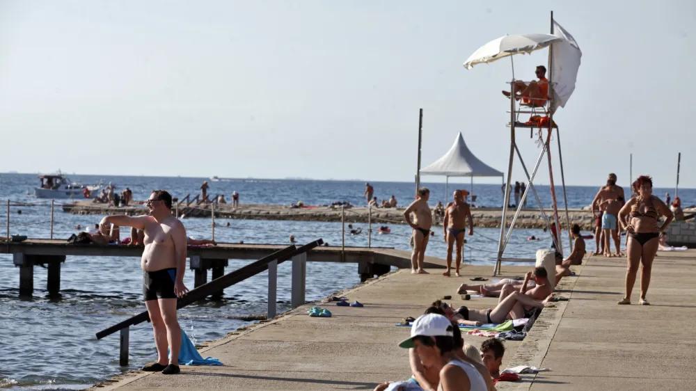 - Strunjan, strunjanska plaa, kopalci, ukinjeno plačevanje vstopnine za na plao. //FOTO: Luka Cjuha