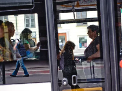 - komunikacija,ljudje,potniki,avtobusi mestnega potni&scaron;kega prometa,LPP,MPP//FOTO: Tomaž Zajel&scaron;nikOPOMBA: ZA OBJAVO V PRILOGI &ndash; DNEVNIKOV OBJEKTIV - REPORTAŽA 2013    //FOTO: Tomaž Zajel&scaron;nik