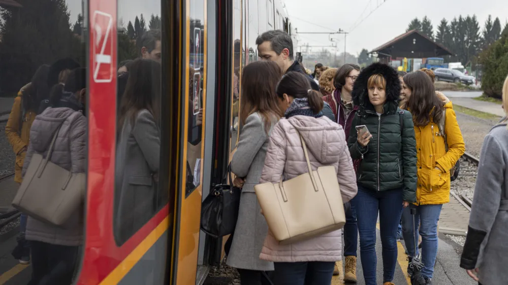 - eleznika postaja Medvode potniki vlak - potniki - 07.11.2019  Slovenske eleznice (S)  potniki promet na relaciji Medvode  Ljubljana, //FOTO: Matja Rut