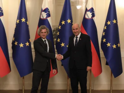 - 01.06.2022 &ndash; Vlada RS - primopredaja poslov med dosedanjim predsednikom vlade Janezom Jan&scaron;o in novim predsednikom vlade dr. Robertom Golobom //FOTO: Luka Cjuha