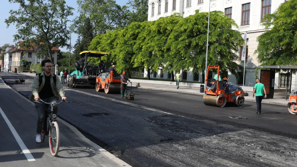 Mestna občina Ljubljana bo predvidoma te dni končala urejanje kolesarskih povr&scaron;in na delu Barjanske ceste med križi&scaron;čema z Zoisovo in Finžgarjevo ulico, je v začetku tedna napovedal ljubljanski župan Zoran Janković.