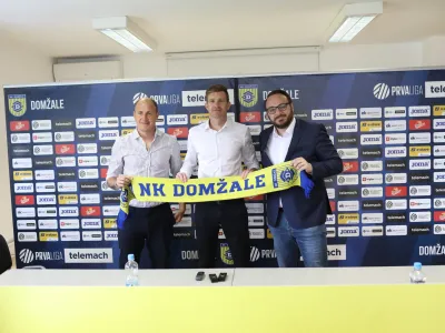 Senijad Ibričič, &scaron;portni direktorSimon Rožman, glavni trenerMatej Oražem, izvr&scaron;ni direktor02.06.2022. Tiskovna konferenca ob prihodu novega trenerja Simona Rožmana v NK Domžale za sezono 2022/23.//FOTO: Bojan Velikonja