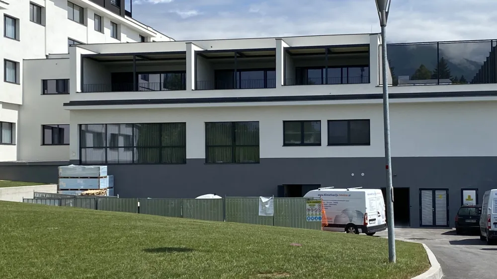 Gradnja velnesa pri hotelu Elegans Brdo konec junija &scaron;e ne bo zaključena, kot je bilo predvideno, dela naj bi končali nekaj tednov pozneje.&nbsp;