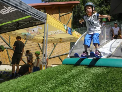 - 04.06.2022 - smučarsko-skakalna prireditev Skoč' v Mostec, ki jo ob začetku nove tekmovalne sezone pripravlja Smučarsko-skakalni klub Ilirija, na skakalni reviji pa se je pomerilo več kot 200 smučarskih skakalk in skakalcev; //FOTO: Luka Cjuha