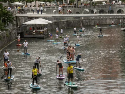 - 05.06.2022 - 100 supov na Ljubljanici za čistej&scaron;o reko - množično okoljevarstveno druženje suparjev iz cele Slovenije, ki jim ni vseeno za onesnažene vode &ndash; či&scaron;čenje nabrežja - Ljubljanica &ndash; sup deske &ndash; supanje - //FOTO: Luka Cjuha