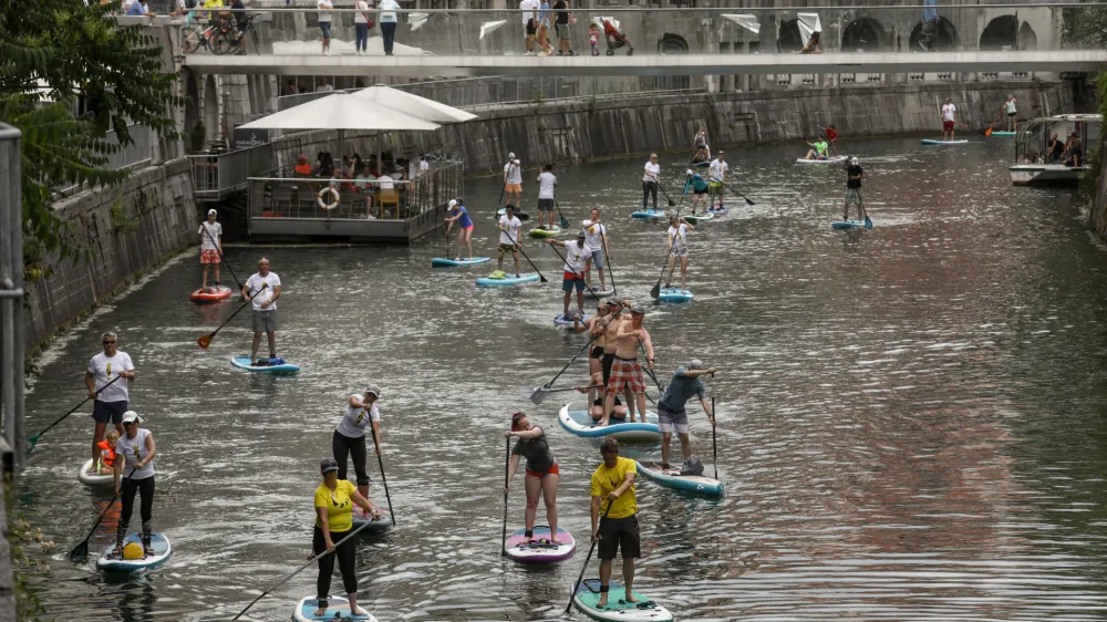 - 05.06.2022 - 100 supov na Ljubljanici za čistej&scaron;o reko - množično okoljevarstveno druženje suparjev iz cele Slovenije, ki jim ni vseeno za onesnažene vode &ndash; či&scaron;čenje nabrežja - Ljubljanica &ndash; sup deske &ndash; supanje - //FOTO: Luka Cjuha