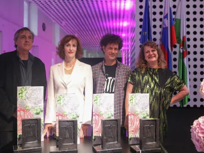 prejemnik Župančičeve nagrado za življenjsko delo&nbsp;Matjaž Počivav&scaron;ek,prejemnica Župančičeve nagrade za dveletno ustvarjanje&nbsp;Sa&scaron;a Pavček,prejemnica Župančičeve nagrade za dveletno ustvarjanje&nbsp;Tijana Zinajićprejemnik Župančičeve nagrade za dveletno ustvarjanje&nbsp;Tomaž Grom&nbsp;- 09.06.2022 &ndash;&nbsp;Župančičeve nagrade za leto 2022 - podelitev najvi&scaron;jih priznanj Mestne občine Ljubljana na področju umetnosti in kulture,&nbsp;//FOTO: Bojan Velikonja