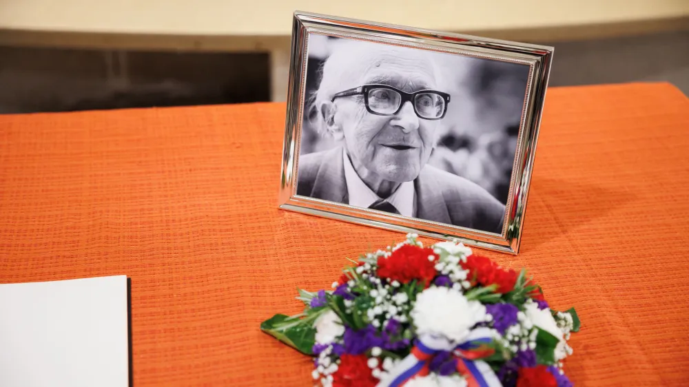 Italija, Trst.<br>Zalna seja v spomin na trzaskega pisatelja Borisa Pahorja, ki se jo je udelezil tudi predsednik republike Borut Pahor