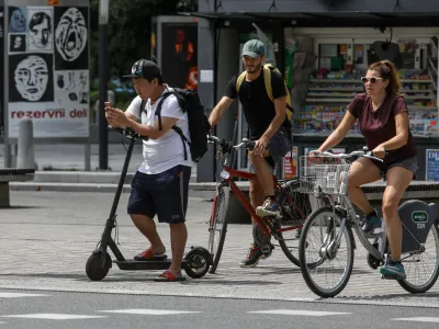- 20.07.2021 - električni skiro - pametni telefon - mobitel //FOTO: Luka Cjuha.