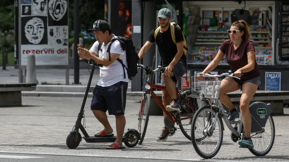 - 20.07.2021 - električni skiro - pametni telefon - mobitel //FOTO: Luka Cjuha.