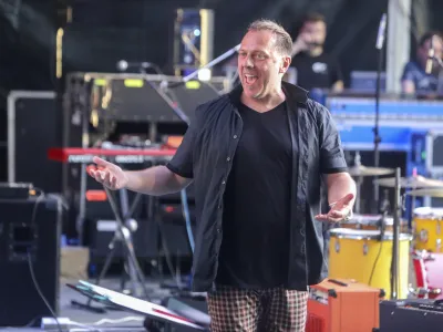 Emir Ju&scaron;ič- 08.06.2022 &ndash; 14. Festival Junij v Ljubljani 2022 - otvoritveni koncert &scaron;olskih glasbenih skupin in dobrodelni koncert rock mulčkov z gosti na Kongresnem trgu //FOTO: Jaka Gasar