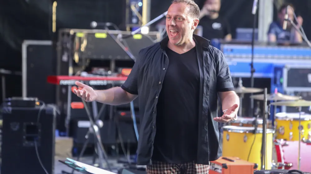 Emir Ju&scaron;ič- 08.06.2022 &ndash; 14. Festival Junij v Ljubljani 2022 - otvoritveni koncert &scaron;olskih glasbenih skupin in dobrodelni koncert rock mulčkov z gosti na Kongresnem trgu //FOTO: Jaka Gasar