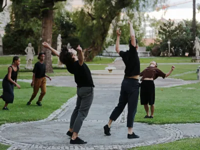 Plesna predstava Prehodi, ki jo je zasnoval koreograf No&eacute; Soulier, raziskuje razmerja med gibanjem teles in prostori, v katere se ta telesa naseljujejo; njena izvedba ne potrebuje odra, glasbe ali kakr&scaron;ne koli tehnične opreme.&nbsp;