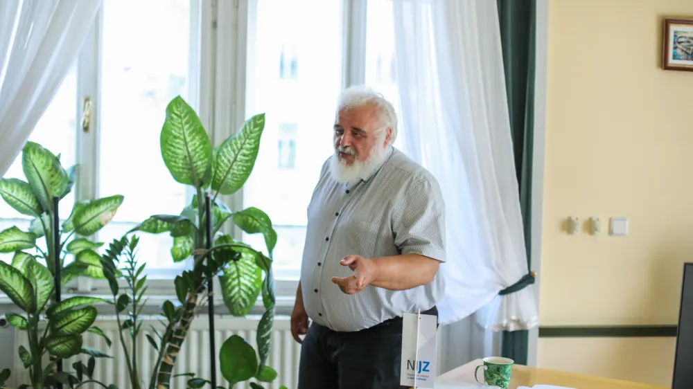 Državna revizijska komisija je ugotovila, da je NIJZ pod vodstvom Milana Kreka kr&scaron;il zakon in ravnal nezakonito, ker je s pogajanji brez predhodne objave javnega razpisa oddal naročilo za vzpostavitev klicnega centra. F Bojan Velikonja Q