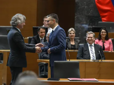 predsednik vlade dr. Robert Golob in minister za obrambo Marjan &Scaron;arec (GS)- 01.06.2022 - Izredna seja DZ, na kateri so potrjevali 17. novih ministrov - 15. petnajsta Vlada Republike Slovenije RS v samostojni Sloveniji pod vodstvom predsednika vlade dr. Roberta Goloba -  //FOTO: Luka Cjuha