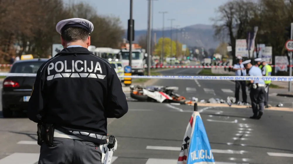 prometna nesreča - motorist - 29.3.2017 - V prometni nesreči na Toplarniki cesti v Ljubljani sta bila udeleena motorno kolo in reevalno vozilo, ki ni bilo na nujni vonjiFoto luka Cjuha.