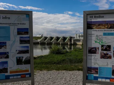 Hidroelektrarne na spodnji Savi &ndash; na fotografiji je zadnja zgrajena, hidroelektrarna Brežice &ndash; in spremljajoče objekte gradita družbi HESS in Infra. Minister Vizjak je v času ministrovanja finančno zelo dobro poskrbel za obe omenjeni družbi.&nbsp;