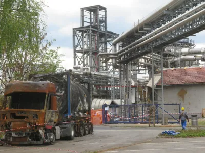 Iz tovarne Melamin so v mesecu dni odstranili slabo tretjino po&scaron;kodovanih delov in več kot 90 odstotkov nevarnih snovi. Zgorela cisterna, ki je pripeljala nevarno snov, &scaron;e vedno stoji pred tovarno. F Dragana Stanković