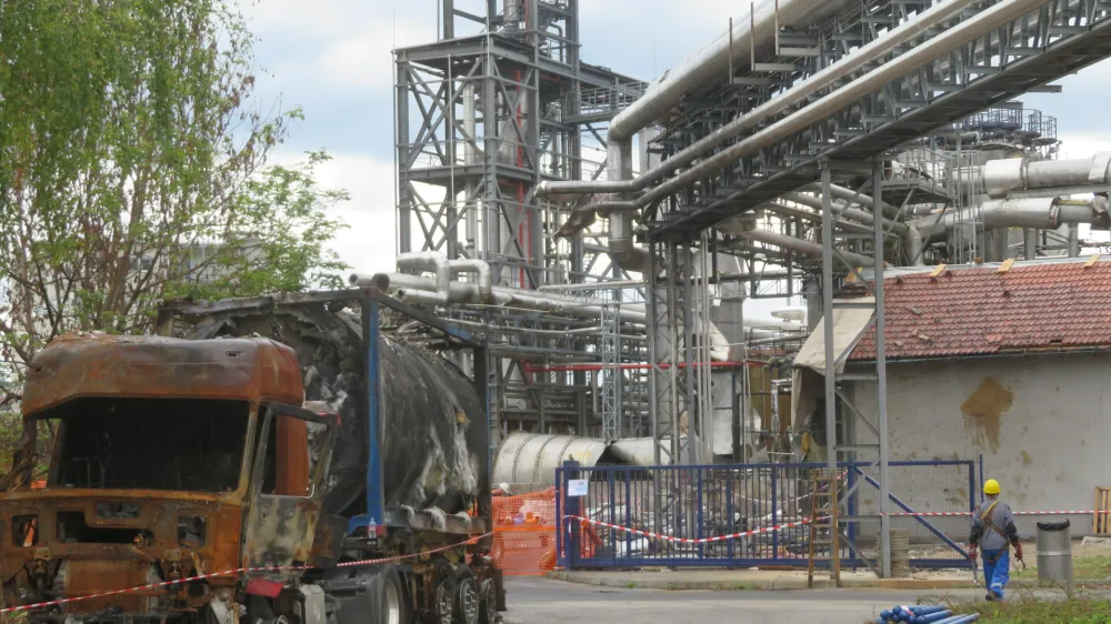 Iz tovarne Melamin so v mesecu dni odstranili slabo tretjino po&scaron;kodovanih delov in več kot 90 odstotkov nevarnih snovi. Zgorela cisterna, ki je pripeljala nevarno snov, &scaron;e vedno stoji pred tovarno. F Dragana Stanković