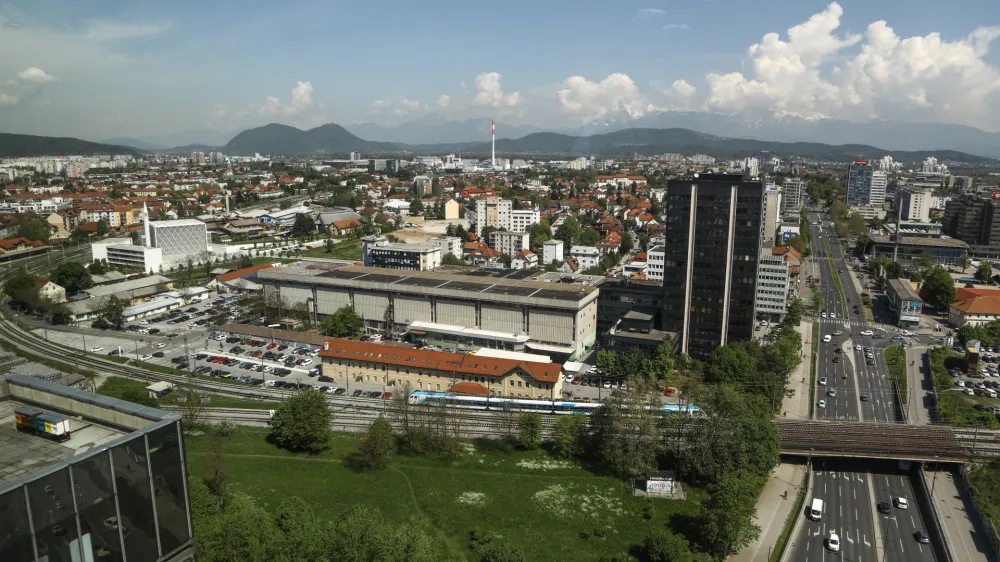 - 04.05.2022 - panorama Ljubljana - &Scaron;i&scaron;ka, ljubljanska džamija, delova stolpnica, stavba Delo (črna vdova)<br><br>//FOTO: Luka Cjuha