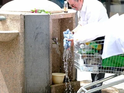Vročina povzroča težave odraslim ljudem na prostem &ndash; kako hudo je &scaron;ele otroku v zaprtem avtu na soncu.