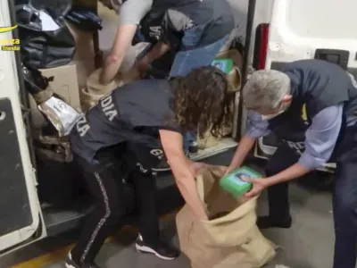 Dlje kot leto dni trajajočo mednarodno operacijo v Italiji opisujejo kot mojstrsko, saj se je trem policistom uspelo infiltrirati v kriminalno združbo in posle spremljati iz prve roke.